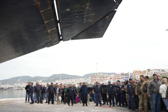 Η απελπισία στη Λέσβο έκλεισε και το λιμάνι